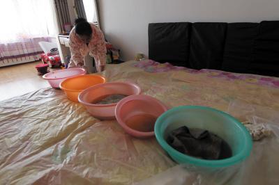 昭通楼上漏水，住户失联，小区没物管，业主维权难！律师来支招……